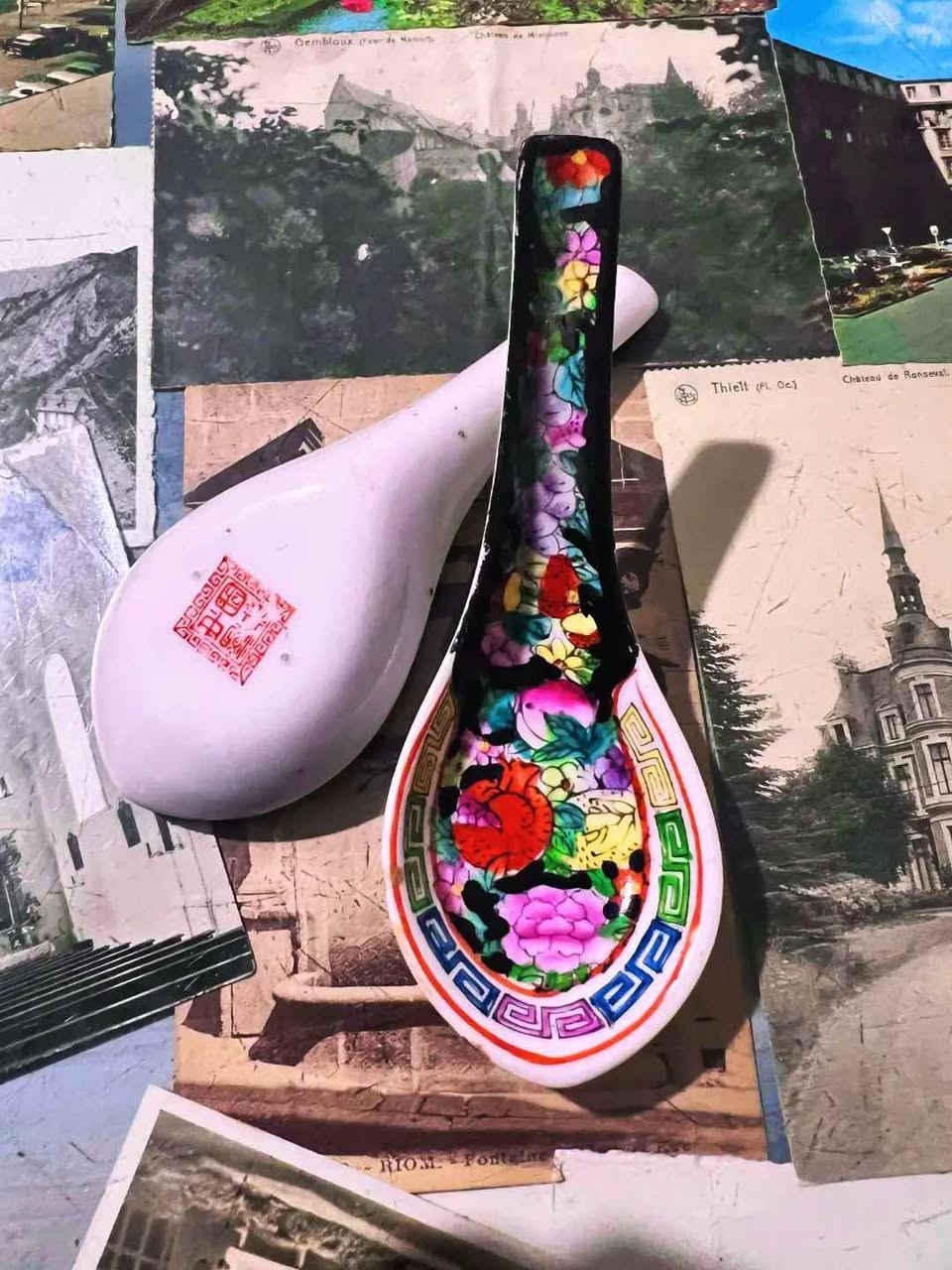 Vintage 1960s Hand-Painted Chinese "Mille Fleurs" Spoon Set
​Description: A set of 2 hand-painted Chinese porcelain spoons in "Mille Fleurs" (Hundreds of Flowers) design.
​Dimensions: 13 cm.
​Condition: Excellent Vintage Condition, No Chips, Cracks, or Flaws.
​📸 Please review the photos carefully as they form part of the description.
​📦 Shipping Available to all governorates.
​✉️ For price and serious inquiries: Please send a direct message (DM). الاسكندرية, مصر


**إذا كنت صاحب هذا الإعلان وتريد حذفه لأي سبب، رجاءا أرسل رسالة إلى الدعم الفني**