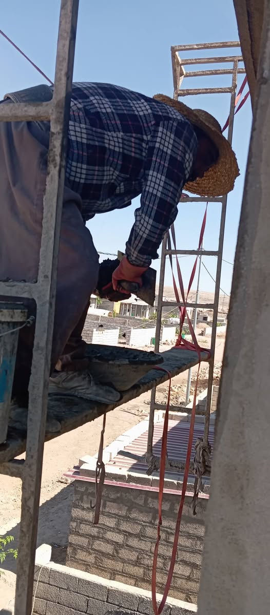 السلام عليكم 
أني بنا حجر ولباخ  وعندي خبرة ببناء الطابوك والبلوك والحدادة.  
شغلي نظيف وسريع والحمد لله، ومستعد أشتغل بأي مكان بدهوك أو ضواحيها.  
اللي يحتاج بنا أو عمال خبرة يراسلني خاص أو على هذا الرقم: [***********]

*کوردی:*
سڵاو هاوڕێیان  
من بەنای بەرد  و کاشیکارم، ئەزموونم هەیە لە بنیاتنانی  و بلۆک و ئاسنگەری.  
کارەکەم پاک و خێرایە، ئامادەم لە دهۆک و دەوروبەری کار بکەم.  
ئەو کەسەی پێویستی بەنای شارەزا هەیە نامەم بۆ بنێرێت لە تایبەت یان پەیوەندی بکات: [***********]
