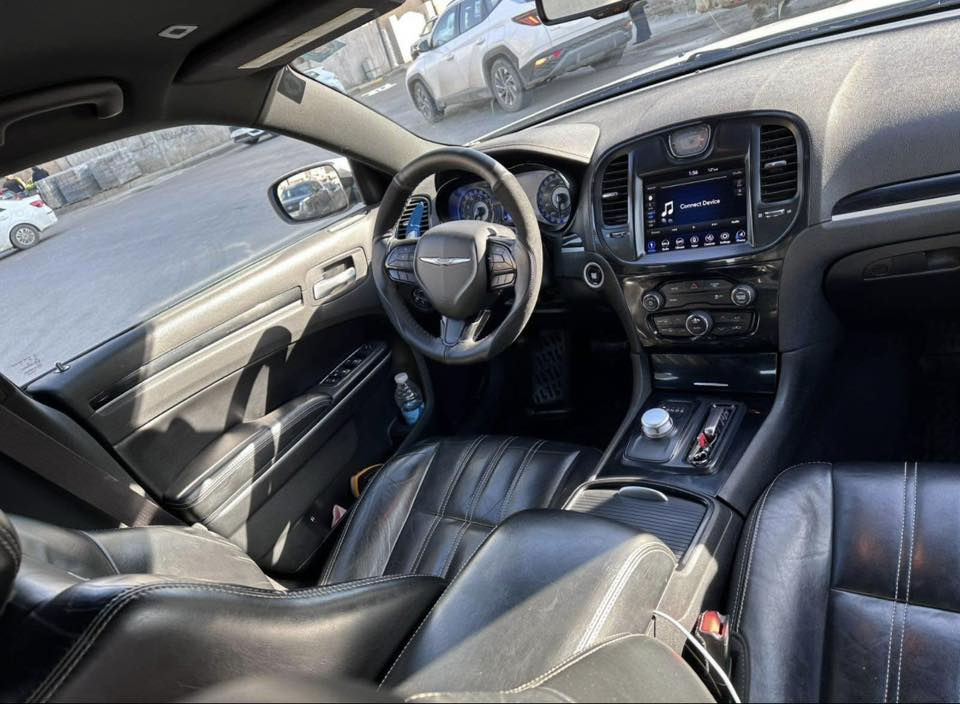 السلام عليكم
كرايسلر S بيع فقط 

2019 عدا فتحة السقف 

مواصفات S معروفه ومبينه بالصور 

الضرر بابتين مبدلات بلاد ونفس 

اللون صبغ فقط ربع الجاملغ بدون ايرباك 

جميع الايرباكات سليمه 

دعاميه اماميه محدثه srt

ماشيه 84 الف ميل 

مكاني بغداد الاعظميه [***********]

السعر 212
