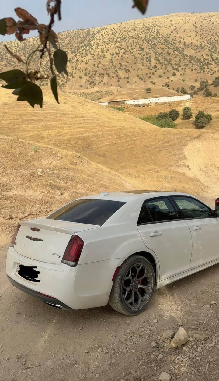 کرایسلەر 300s
مۆدێل ۲٠۱۸ 
مواسەفات فول 
پانۆراما و سەماعە بیتس  و کوشن هیتەر و لەحیە شۆڕە شاشە وکامێرا و کوشن جلد و کارەبا و بەسمە شەغالە  هتد..
سەنەوی و ڕەقمی تازەیە بە ناوی. خۆمەوەیە و مەسرەفی تیا نییە  
بۆیاخ بەس یەک پەڵە کارتی هەیە  
۸٤ میل ڕۆشتووە 
زۆر تازە ماوەتەوە  
نرخ : ۲۹٠ وەرەقە
0772 533 3876 السليمانية, العراق
