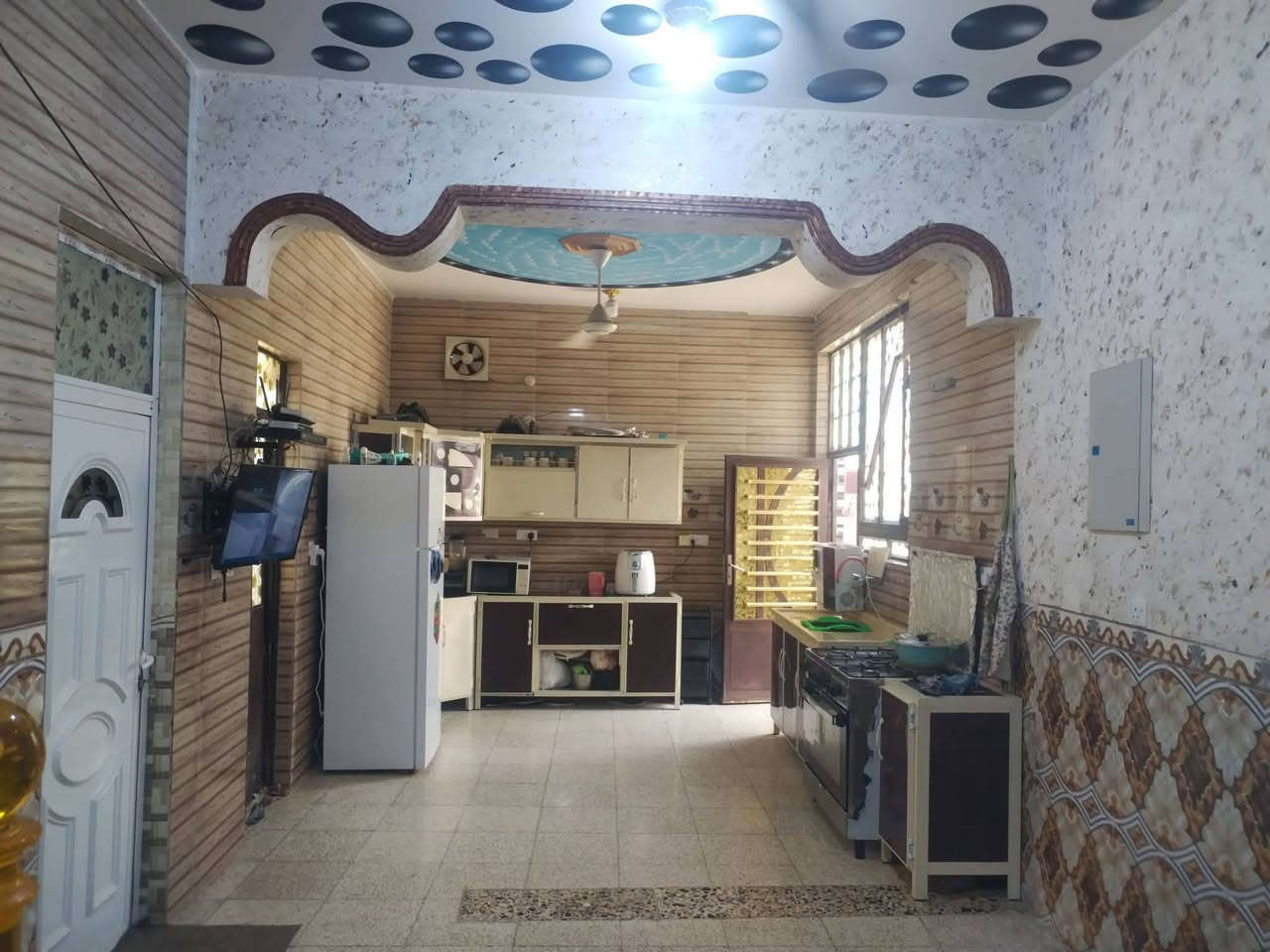 دار للبيع في حي الفخريةقرب حديقة الرايةمساحة البيت 160متر
يحتوي على
غرفه 5×5
غرفه 5×4
استقبال 5×4
مطبخ مفتوحه على هول مساحة 7×5
حمام خارجي وداخلي شرقي وغربي 
منزع جوه الدرج كما واضح بصوره يضم مكان المغسله والغساله + ثلاجه منور من جهت المطبخ ومنور من جهت غرفة النوم مساحته متر ×5
#الاستفسار***********
@الجميع
