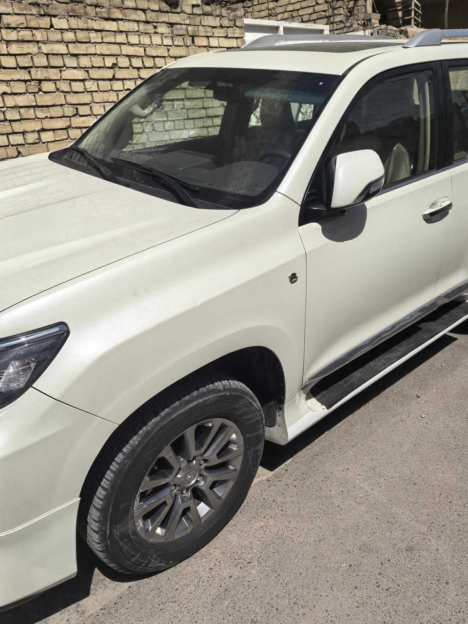 للجناي 
برادو ابيض ٢٠١٩ vx  مواصفات معروفة 
ماشية ٥٠. الف فقط مال بيت جناي 
السيارة جديدة بمعنى الكلمة خالية من التبديل والصرف والتعديل .
 عدى رصعتين حصو وتكحيل قليل فقط اني مشتريها هكذا .
مغلفة ppf  مع عازل حرارة للزجاج بكلفة ١٤٠٠$.ضمان ١٠سنوات.
اطارات وسنوية جديدة 
السعر ٤٣٠٠٠$
***********
