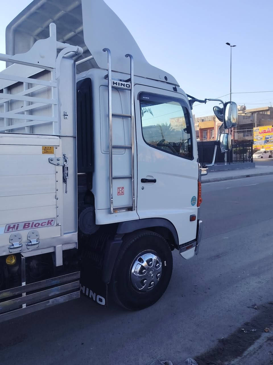 السلام عليكم
هينو شيطان طول ٦وربع بلادي موديل ٢٠٠٣ اصلي شاصي مامصبوغ ٦سلندر 80 عادي فاكيوم البدي ٨٠ قطعتين  قواطع جنل محجر بوري تخم تاير جديد سبايدرات جدد دوشمه ودشبول اسود  كاسحه عاليه السنويه   شهر ٥   ٢٠٢٨ الاتصال على *********** مكان السياره بغداد
