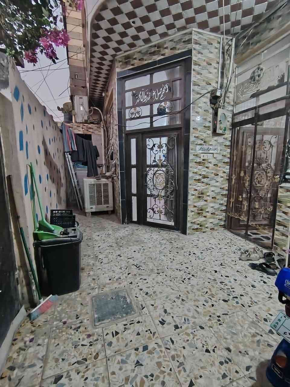السلام عليكم يوجد دار المساحه 135 متر سند 25 اقرار محكمه كربلاء قنطرة السلام على طريق الزوار يبعد عن الامام كيلو ونص للأستفسار***********
