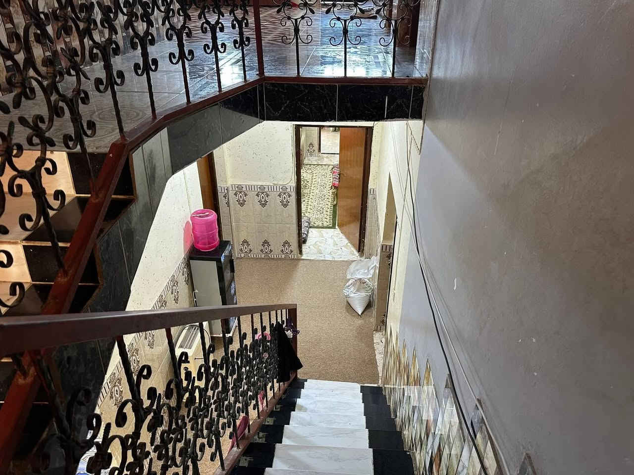 دار للبيع - حديثة منطقة السراي وادي الخمسة قرب مسجد السنة
يتكون الدار من طابقين - الطابق الأول ديوانية سقوف ثانوية - هول سقوف ثانوية كليدور
غرف نوم عدد واحد ١
ممر داخلي
مطبخ
حمامات داخلية وخارجية
الطابق الثاني ثلاث غرف مع مجمع ممر
كراج
محلات عدد ٢
بناء الطابق الأول حجر
بناء الطابق الثاني بلوك كبس
جنس العقار طابو صرف - تنازل مباشر
المساحة الكلية ٨٤٦ متر
للمزيد من التفاصيل يمكنكم الأتصال على الرقم ***********
