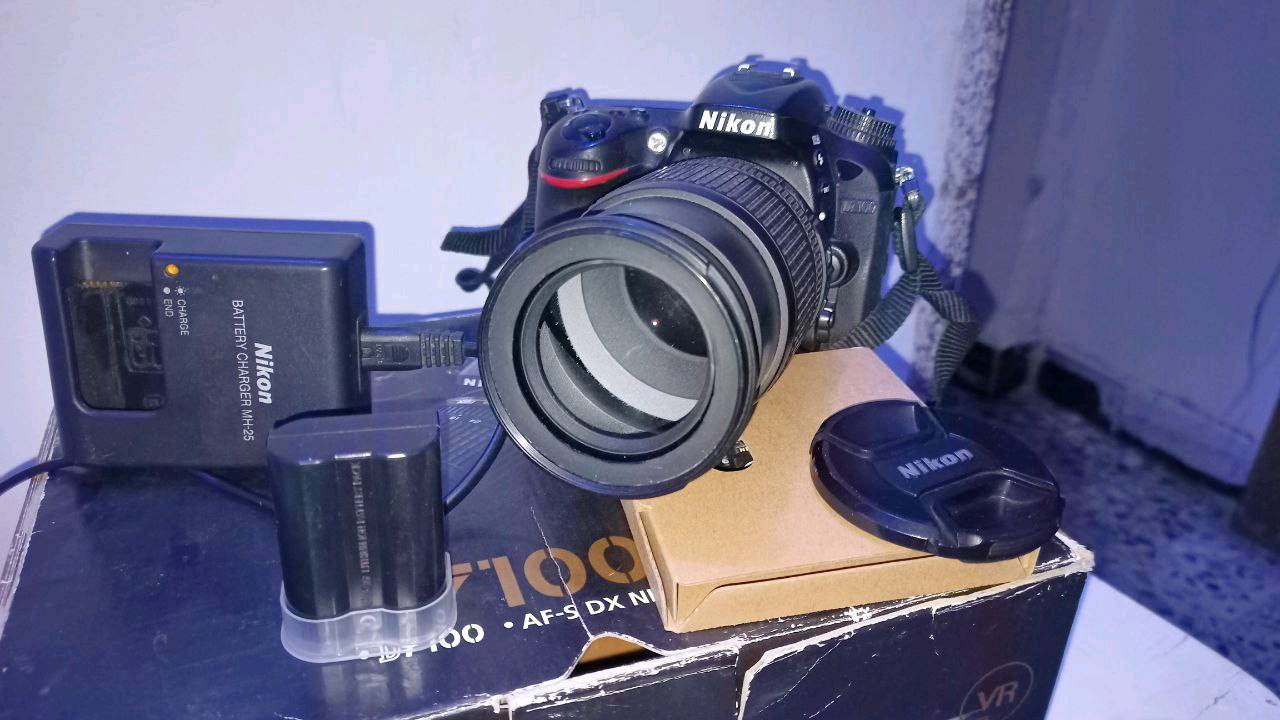 كاميرا Nikon D7100 للبيع، حالة جيدة جداً. تأتي مع شاحن MH-25 وبطارية ليثيوم أيون بالإضافة إلى عدسة NIKKOR AF-S DX. مثالية للتصوير الاحترافي والهواة، تقدم صوراً بجودة عالية وتفاصيل واضحة.