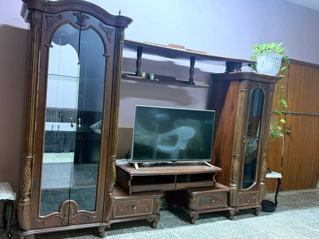 معرض تلفزيون ماليزي درجه اولى نظيف للبيع السعر  250وبي مجال مكان الديوانية حي الجامعة هاتف ***********
