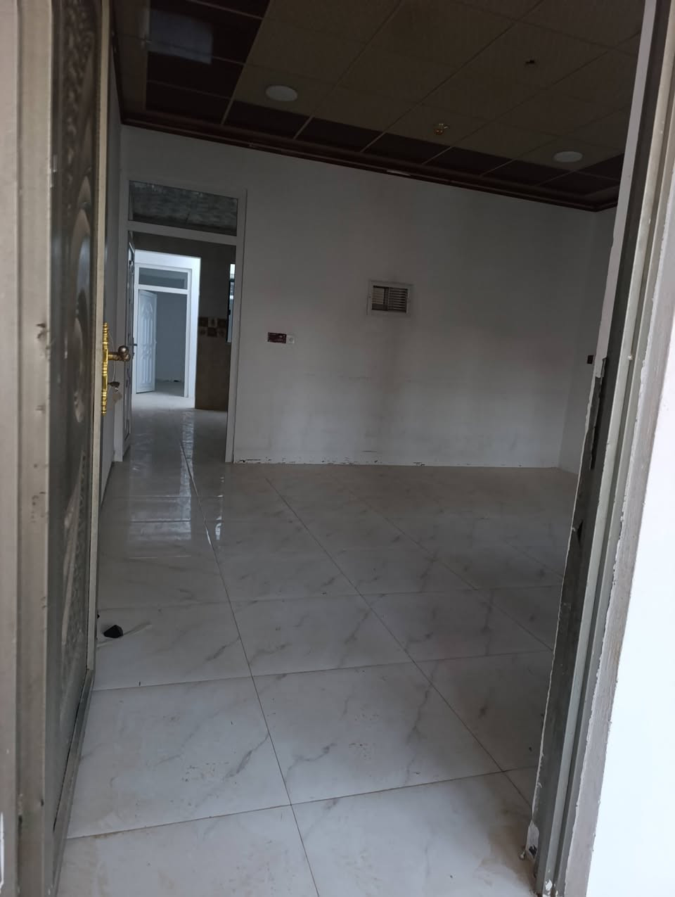 ئه م خانو١٠٠مه تره و بيكهاتووه له زوري خه و هؤل مطبخو موساعت مطبخ و ميوان دكتي مو به ريده  سه رئاو غه ربيو شه رقي تيا يه و خه ريته يه كي جوان ما ليكي ريكو بيك ناونيشان كركوك ده روا زه زور نزيكه له جاده كامل خه ده مات به رامبه ر مز كه وتي احود كؤلاني ١٥ متر بانه و كؤنكريته به نرخيكي زورمناسب ماله كه زه رورن بويه ئه يفروشن ره قم مو بايل ***********
