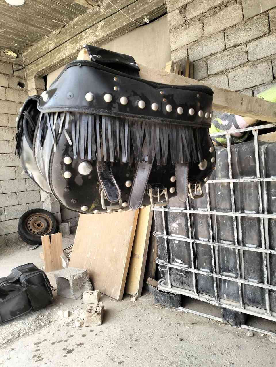 سلام عليك عندي جنط جلد مال هارلي
وعندي عراض هارلي مكنه

عندي كابريتر كاملة وعندي سلف مال هارلي مكنه وعندي غراض هارلي بعد 

شراي يجي خاص ويدلل 

هاذا رقمي ***********
