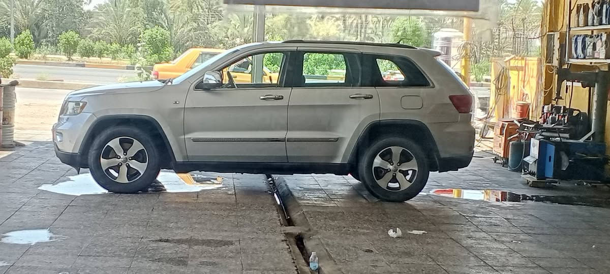 اسلام عليكم اخوان جيب موديل ٢٠١١ تخم تاير أو حداديه زينات تبريد جديد او بيه جاملغات ثنين امامي موجودات بسونار سياره نضيفه داخل او كشر لسعر ١٦٠او بيه مجال لشراي أو هذا رقم تلفون.  ***********
