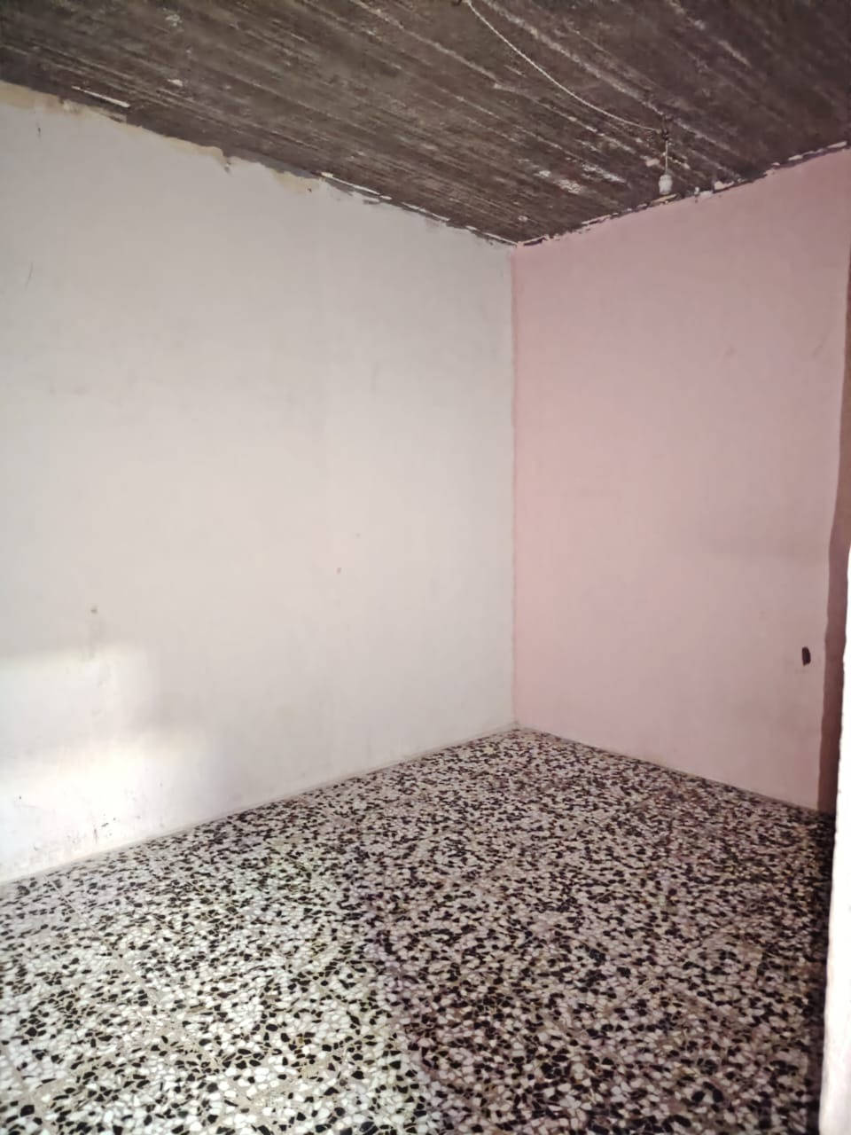 شقة للايجار في الجمهورية ثاني عقار عن شارع المكاتب مجاور منفذ الوان مقابيل دكتورة شيماء تتكون من غرفتين وصالة وباب ودرج معزول للتواصل ***********
