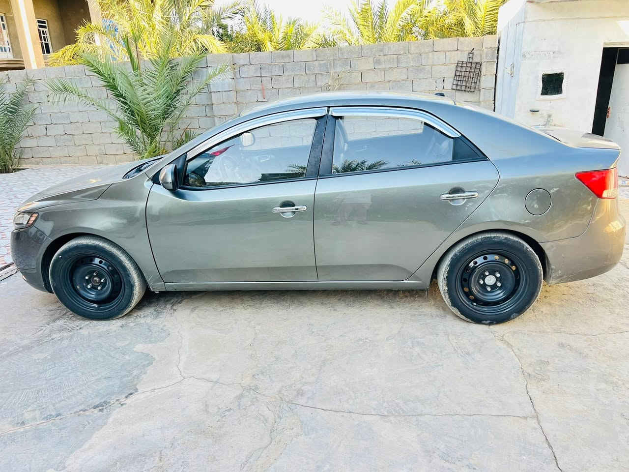 السلام عليكم
للبيع كيا فورتي موديل 13 بدون ضربه مكفوله فقط صبغ قطعتين بدون دواخل رقم ديالئ سنويه الئ28 سعر 83 وبيه مجال بسيط العنوان ديالئ- سراجق 
رقم الهاتف /***********
