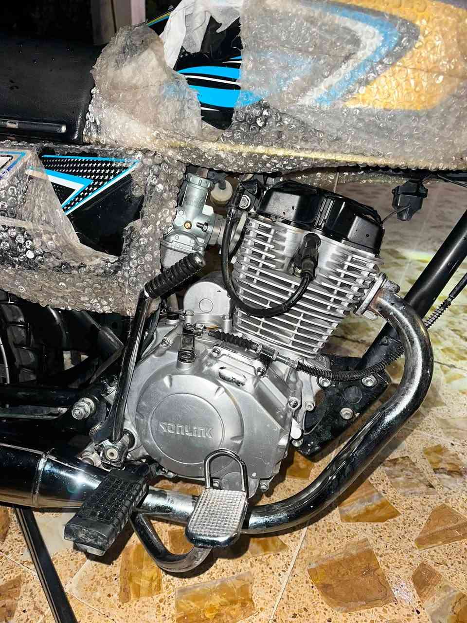 ماطور 2025 للبيع اقرا المنشور كامل واتصل ***********
محرك 200cc
تايرات جدد
وياله مسطره
كشر نضافه 95/100
دبلات كلها شغاله 
الاناره عالي ناصي 
بك لايت 
اشاير يمين يسار 
فقط الشاشه بيها قطع 
والرجل الثنائيه مكسوره من اخذتو
الباقي كلو بلادي 
منفيس موجود بس سويجين
مكاني الحويجه قره الحلوات السعر 775 وبي مجال 
خاص ماجاوب والماطور مثل ماتشوف بعينك
