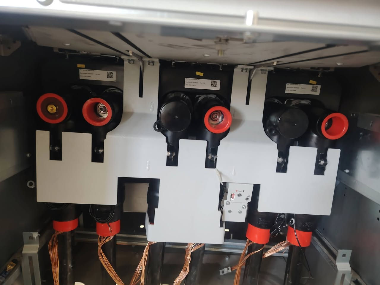 السلام عليكم ورحمة الله وبركاته
​بعون الله تعالى، متوفر لدينا كادر فني متكامل متخصص في تنفيذ وصيانة المشاريع الكهربائية (المحطات والمحولات)، ومستعدون للعمل في كافة المواقع وبأعلى درجات الدقة والاحترافية.
​خدماتنا تشمل:
⚡ المحطات: عمل ونصب محطات الكهرباء (11 / 33 KV).
⚡ المحولات: تنصيب المحولات الكهربائية بمختلف السعات.
⚡ السويج كير: تنصيب لوحات السويج كير (Switchgear) لكافة الشركات المصنعة.
⚡ الكيبلات: مد الكيبلات بجميع الأحجام وعمل الجوينات (Joints) والنهايات للقابلوات.
⚡ صيانة الزيت: فلترة زيت المحولات وفحصه بأحدث الأجهزة.
⚡ منظومات الأرضي: مد وتنفيذ شبكات الأرضي (Earthing System) لضمان الأمان.
وبعد اكو صور متوفره للعمل
كربلاء المقدسة
للتواصل ***********
***********
