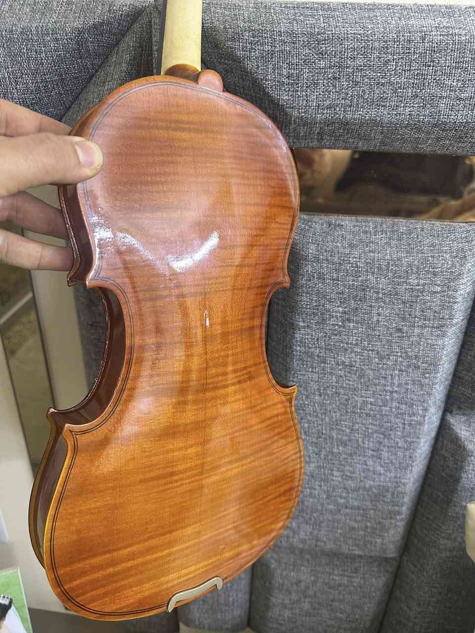 السلام عليكم كمان صيني حجم ٤/٤  كامل ملحقاته  مكاني الطوبجي ***********
