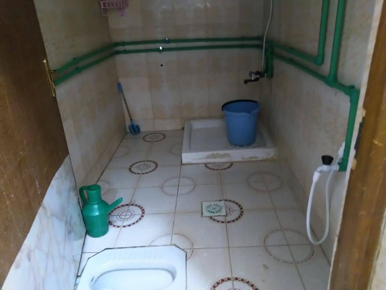 شقه طابق اول بالابله يحتوي على غرفتين وصاله ومطبخ وصحيات
سعره 400 قفل 
***********
