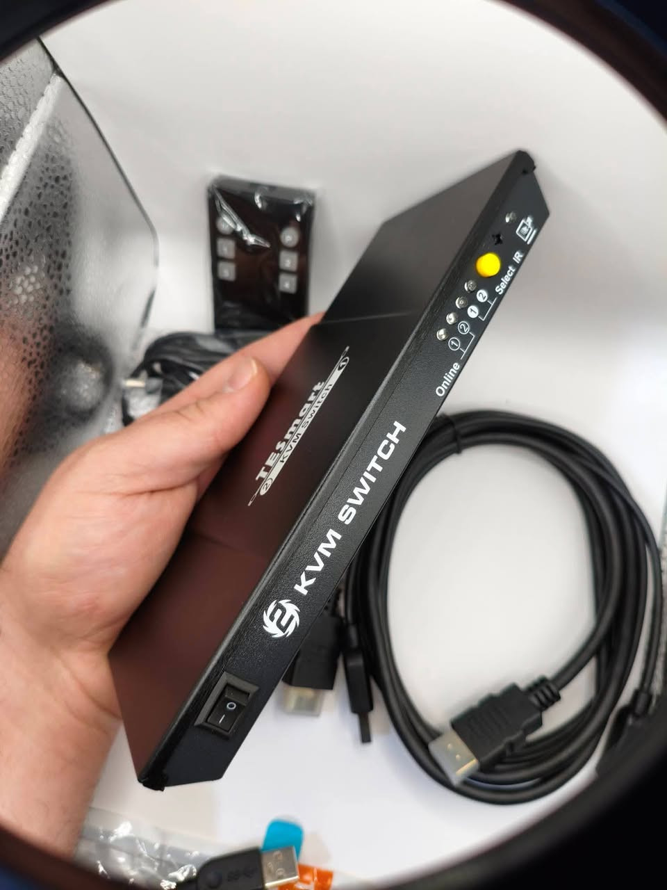 🚨 KVM Switch احترافي 2*1 🚨
✨ TESmart 2x1 KVM Switch
تحكم بـ 4 أجهزة كمبيوتر بشاشة وحدة + كيبورد وماوس 👌

✅ يدعم دقة 4K 30Hz
✅ تحويل سريع بين الأجهزة بزر واحد
✅ 2 مداخل HDMI
✅ 2 مداخل USB للتحكم
✅ مخرج HDMI للشاشة
✅ يدعم طابعة، فلاش، سكانر، سماعات
✅ مناسب للمكاتب، المحاسبين، السيرفرات، والمبرمجين

🔥 جديد و شرط الفحص 
متوفر توصيل لكافة المحافظات


**إذا كنت صاحب هذا الإعلان وتريد حذفه لأي سبب، رجاءا أرسل رسالة إلى الدعم الفني**