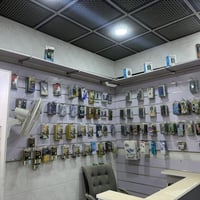 غراض محل موبيلات جاهز للبيع ميز وكرسي وباترينات مع رفوف مع بضاعة كامله...