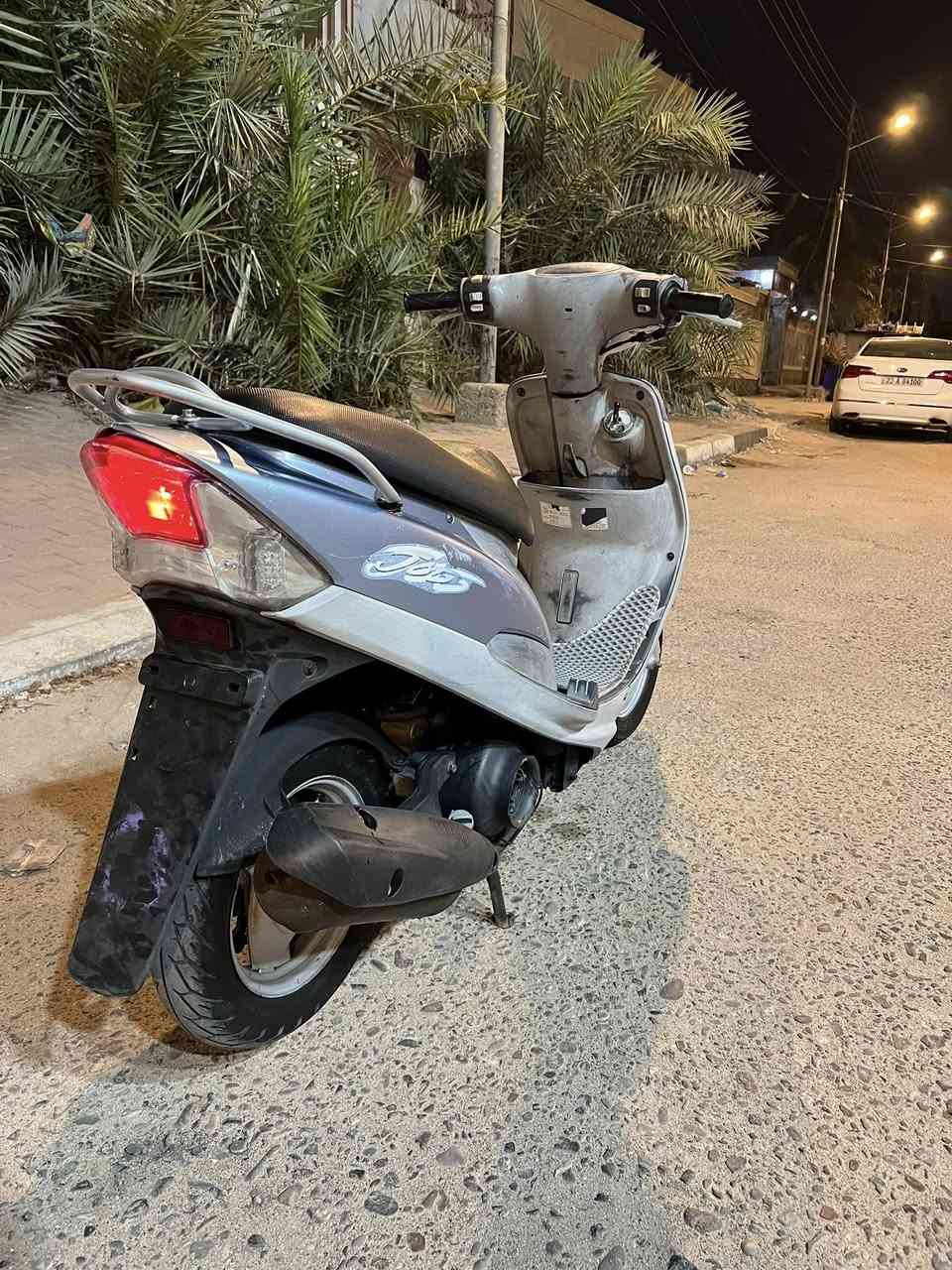 سلام عليكم دراجه ماكس قجمه الدراجه رمبه كلشي شغال بيهة صارلي اقل الشهر من مطلعها و الوصل موجود الدراجه كفاله عامه السعر ٩٥٠  و بيهة مجال العنوان حي الخضراء مقابيل معهد النفط الرقم ***********
