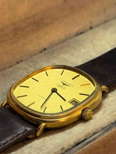 ساعة لونجينيز الدقيقة هي من الإصدارات النادره والمحدودة في أواخر الثمانينات وتتميز بماكنه خاصة ومينا مختلفه وشكل انيق لتكون ضمن مقتنياتك المخزنه .
.
.
ساعة : لونجنيز 

منشأ : سويسرا

حركة : أوتوماتيك بمكانه خاصه 994

قـطر : 33مم

مـينا : ذهبي مشطب مميز

معدن : مغلف ذهب 10
.
.

يوجد خدمة توصيل لجميع المحافظات العراقية 

واتساب ***********

بعض الساعت ليست لمعرفة الوقت فقط.
