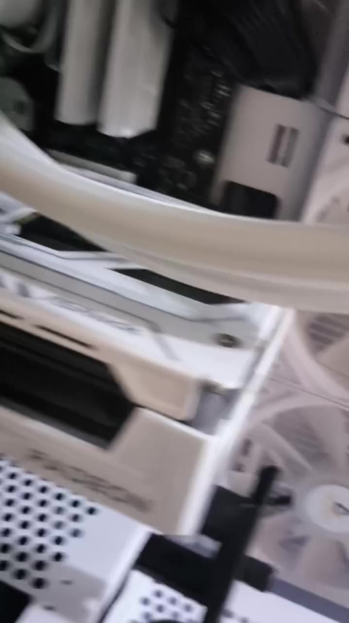 السلام عليكم تجميعه PC للبيع ما ناقصه شي + ضمان القطع كلهن موجود استعمال قليل بالاسبوع مره اشغلها اتابع فلم بيها وتبقه مطفيه للاسبوع الثاني

ASROCK STEEL LEGEND RX 9070 OC  16GB GDDR6

AMD Ryzen 5 9600x Desktop Processor

MSI B650M GAMING PLUS  WIFE 

RAM G_SKILL 32GB 6000

Deepcool LE720 360mm ARGB CPU Liquid Cooler - White

M.2 WD 1TB GEN4

"PSU: DQ850M 850W Gold "

MONITOR AOC 27INCH 2K 180HZ 0.5MS IPS

UPS ONLINE 1KV RIZON

سماعات هديه RAZER KRAKEN V3 X

ماوس كيمنك من ريد دراگون هديه + كيبورد ميكانيكي بلو سوتش هديه 

ماوس باد هديه 80×60 + ستاند للكرت

"السعر مليونين و400 وبيها مجال بسيط


**إذا كنت صاحب هذا الإعلان وتريد حذفه لأي سبب، رجاءا أرسل رسالة إلى الدعم الفني**