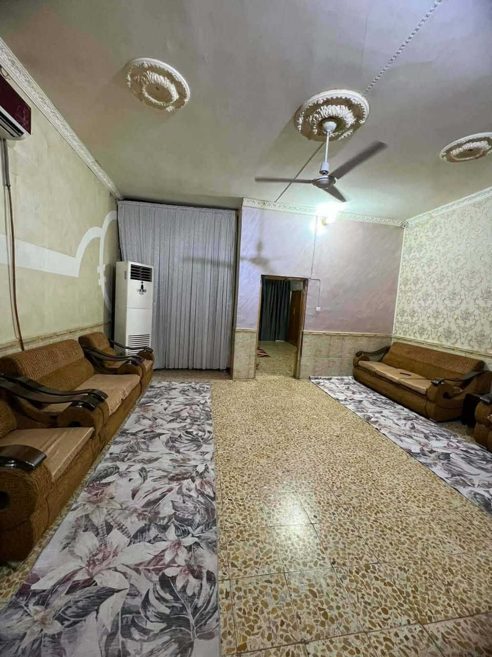 🏡 بيت للبيع – حي الأمين 🏡
📍 الموقع: حي الأمين، قريب على حسينية آل عمر، مقابل ساحة التشجير.
📐 مساحة البيت: 125 متر مربع.
🏠 تفاصيل البيت: ✅ غرفة.
✅ صالة.
✅ مطبخ.
✅ استقبال.
✅ مجموعة صحيات.
🧱 مواصفات البناء: ✔️ بناء طابوك.
✔️ كونكريت مسلح.
✔️ شغل متين ومناسب للسكن.
⭐ موقع مميز وقريب من الخدمات والأسواق.
💰 السعر: 150 مليون دينار عراقي
🔹 يوجد مجال للتفاوض.
📞 للاستفسار والتواصل:
***********
🏠 بيع وشراء وإيجار واستثمار
✨ خطوتك الأولى نحو العقار المناسب
🤝 ثقتكم أساس نجاحنا.
