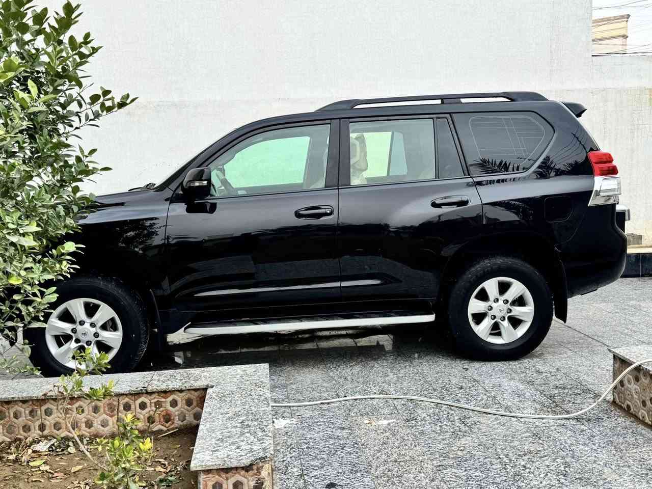 السلام عليكم ورحمة الله للبيع تيوتا برادو 2013 خليجي VX تخم تاير كل السياره علا وضع الشركه كير ومحرك وصدر كله شركه رقم أربيل الجديد صبغ كفاله بيها مكانين بارد فقط وبيها سونار 6 سلندر 7 راكب 3 قطع تبريد ستيرن كهربائي مري شفط فتحه وبصمه ثلاجه وسطيه رقم وسنويه وهزه كلها جديده تحويل مباشر سعرها 275 وبيها مجال قليل الشراي يتصل مكانها بالرمادي 
***********
