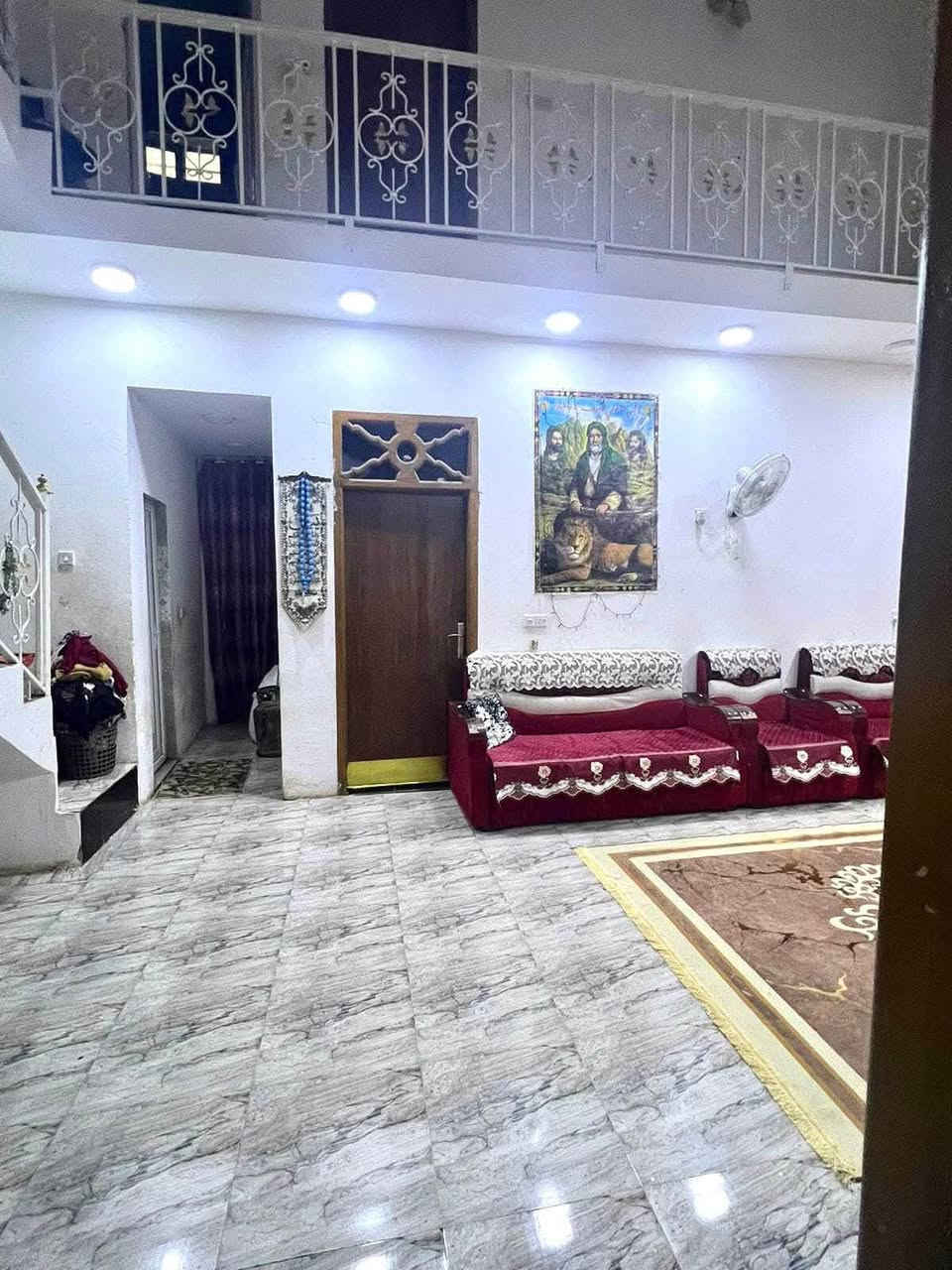 دار سكن للبيع الموظفين المساحه 126م مربع شارع 20م تجاري الطابق الاول غرفة نوم وصاله ومطبخ وصحيات داخليه وخارجيه الطابق الثاني ثلاث غرف نوم مع صحيات موقع مميز جدا مراجعة مكتب الاستاذ رمضان توماز للعقار واسط العزيزية شارع الخليج تحت الطابو القديم بادارة وليد رمضان توماز الشمري للعقار ***********///*********** اهلا وسهلا بكم
