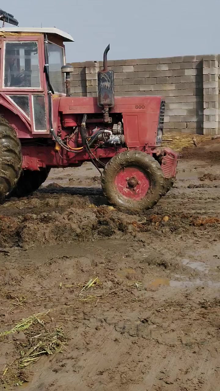 السلام عليكم توجد مكينه البيع بلاروس محرك كير اكسل مقفوله تبريده ثلج بيها كتاب شركه مال جناي سعر 11 ونص وبيها مجال***********
