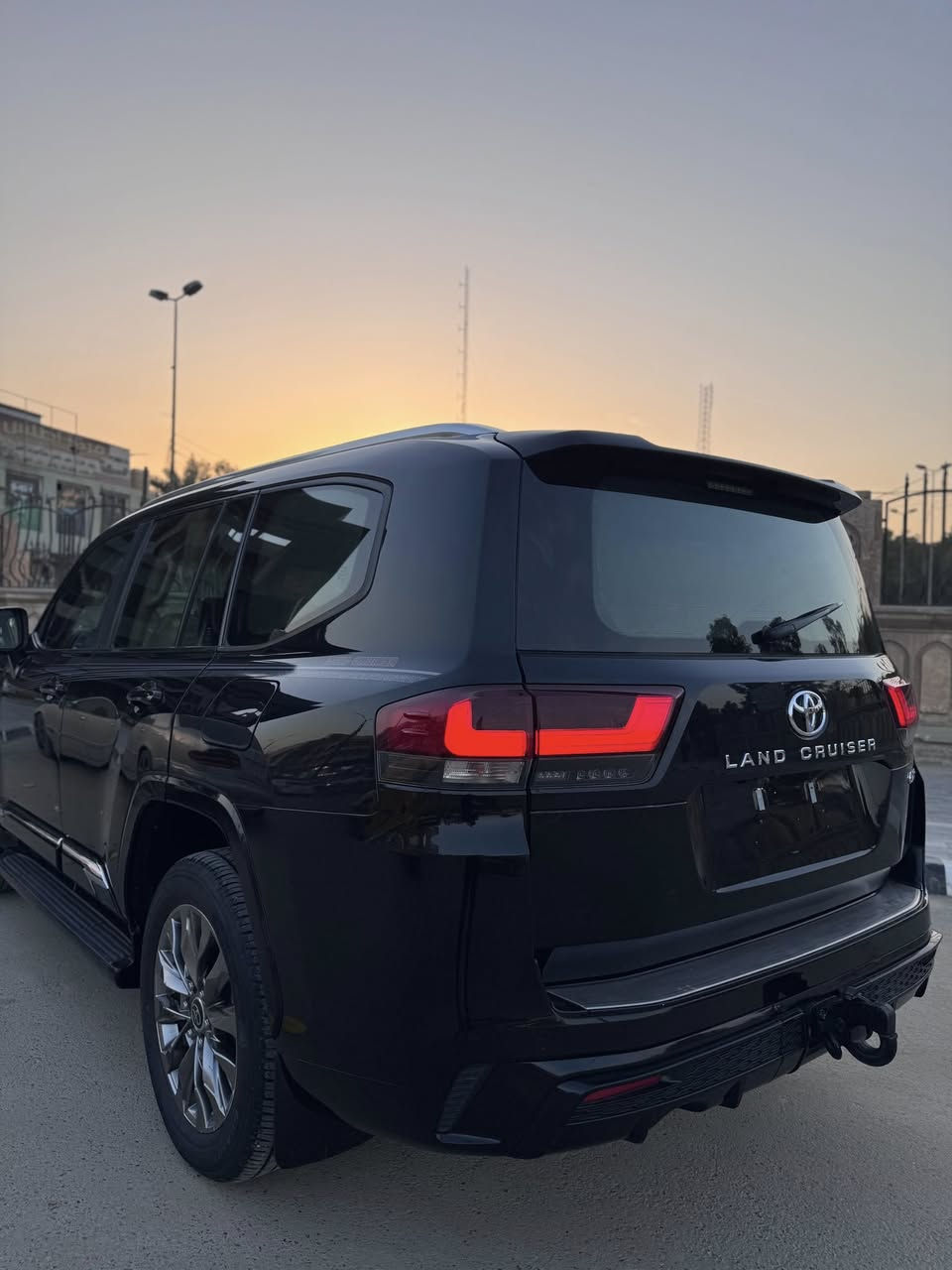 لاندكروز 2023 بريم رقم بغداد كفالة عدا شخط بسيط ، فول مواصفات ماشية 100 الف كيلو السعر 66 وبيها مجال مكان السيارة بابل ***********
