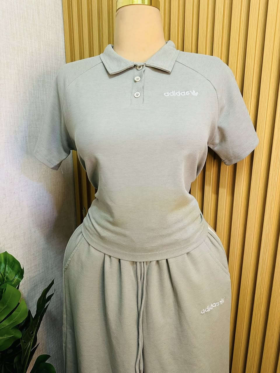 #سوت ماركة ididas
خامه درجه اولى ✅
متوفر بلونين 🤍♠️
قياس فري سايز يلبس من وزن 50 الى 85 

⤵️♠️

للحجز والاستفسار يرجى مراسله الصفحه
رقم هاتف واتساب ***********
توصيل بسماية 1000
بغداد 5000
محافضات 6000
يوجد دفع عن طريق الماستر كارد ✅💵
