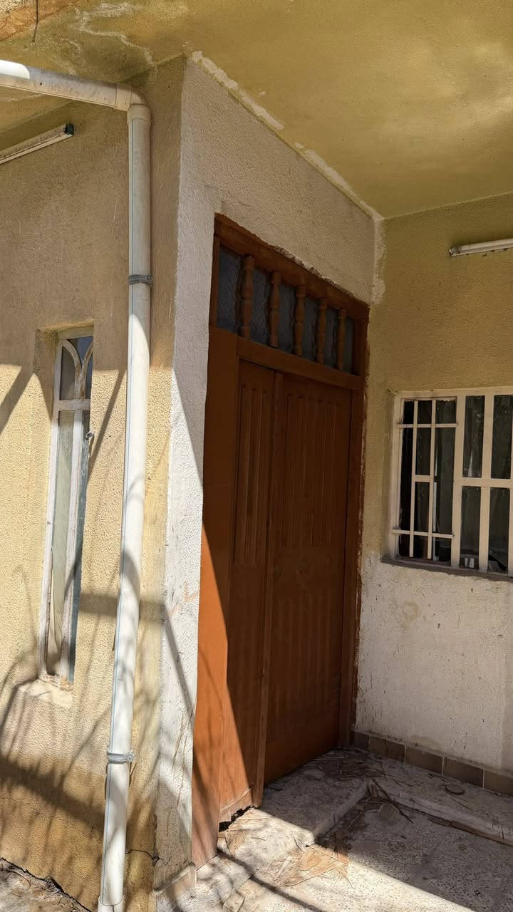 دار للبيع 
طابو صرف 200 متر المكان الحي العسكري بناء قديم يصلح للسكن طابقين 
الاتصال ‭0777 932 2232‬
