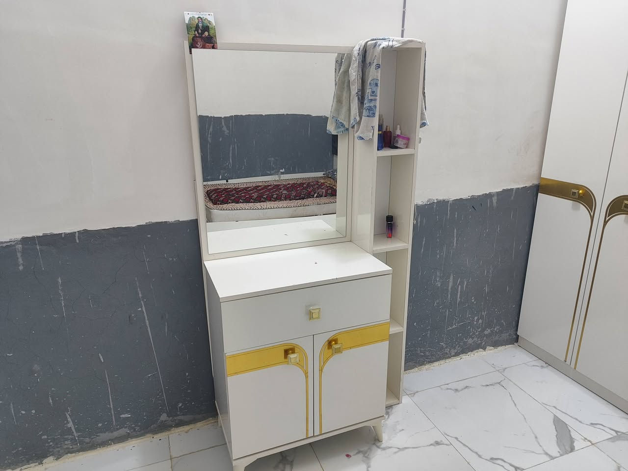 غرفة خشاب تركي للبيع سعرها 475وبيها مجال ***********
