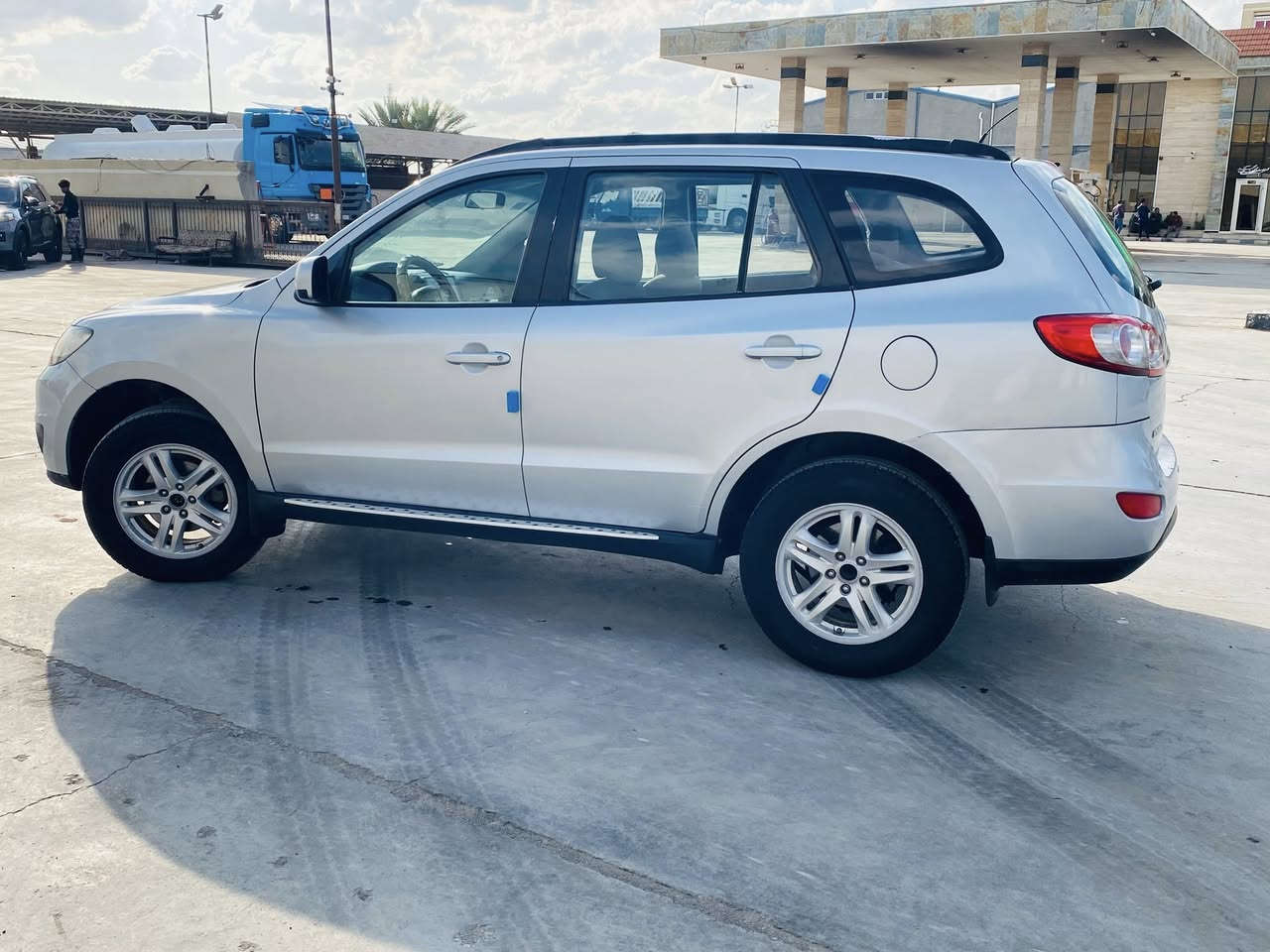 سلام عليكم سنتافي 2010 امريكي مكينه 2400 بغداد
سنويه ل 2030 مداور مباشر 
حداديه الاماميه كله جديد 
منظومه ماء + بانزين جديد
محرك مشتغله كله جديد 
شاشه كامره جديد 
زوج تاير امامي جديد
منظومه بريك جديد
منظومه تبريد كله شغاله
والسونار مرفق 
السياره معروضه ب ١٢٧ 
وبيه مجال للشراي وشرط كله ع الفحص تاخذ السياره ربع متخسر عليه
***********
