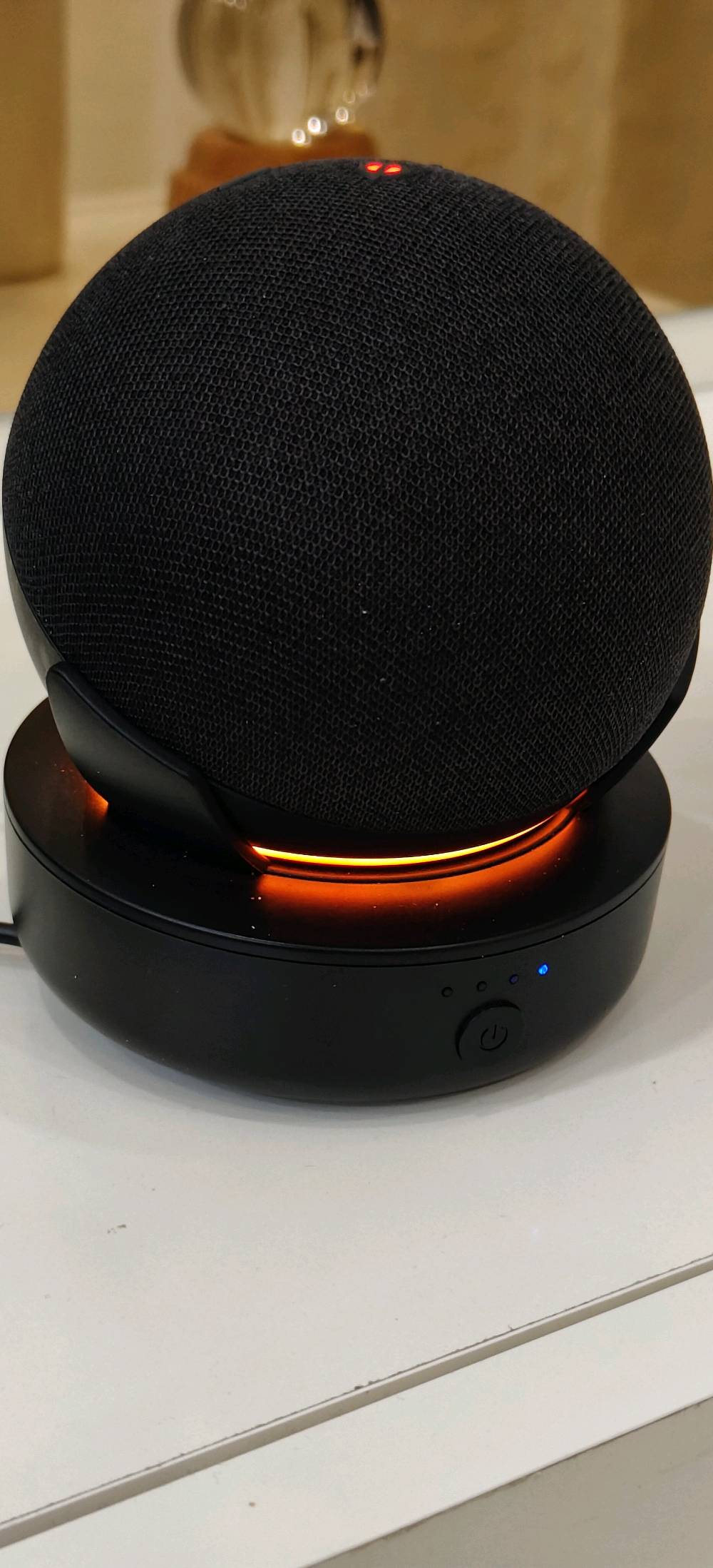 للبيع جهاز مساعد ذكي، تصميم أنيق، لون أسود مع إضاءة LED جذابة. مثالي لتسهيل الحياة اليومية والتحكم بالأجهزة الذكية في المنزل. بحالة جيدة وجاهز للاستخدام الفوري.