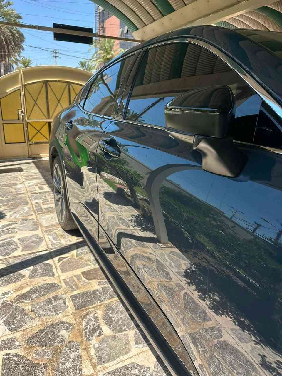 للبيع | تويوتا كراون 2026 Limited AWD Hybrid
لون Nightshade الأزرق المميز، ويُعتبر من أوائل السيارات بهذا اللون في العراق.
ماشية 7000 كيلو فقط

* 2500cc هايبرد (تنفس طبيعي).

* نظام دفع رباعي AWD.

* اقتصادية ممتازة بالوقود مع أداء ناعم ومريح.

المواصفات:

✅ بانوراما.

✅ شاشة كبيرة.

✅ كاميرات 360°.

✅ حساسات أمامية وخلفية.

✅ رادارات أمامية وخلفية.

✅ مقاعد جلد بلونين مميز.

✅ جميع المقاعد كهربائية.

✅ تدفئة وتبريد للمقاعد الأمامية والخلفية.

✅ ميموري للمقاعد (3 وضعيات).

✅ نظام صوت JBL.

✅ كاميرا أمامية وخلفية (Dash Cam).

✅ تحتوي على بعض مواصفات فئة Platinum.

* السيارة نظيفة جداً وشرط الفحص.

* فقط طخة بالبنيد الأمامي وترجع على البارد.

* لا رصعة، لا شخطة، ولا أي ضرر آخر.

* الإيرباك المتأثر فقط (ستيرن + رجل)، ويتبدل بسهولة مع دركة كاملة.

* السيارة باسمي ومرقمة (كاتي).

* السعر: 280 ورقة وقابل للتفاوض بشكل بسيط للجادين.

📞 ***********
