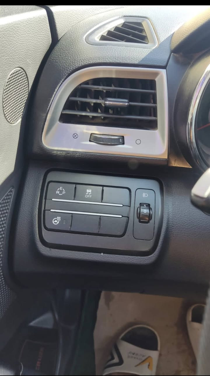 السلام عليكم..
#سانغ_يونغ_تيفولي موديل2016
رقم بغداد/ تحويل ثاني يوم
كوريا~مكينة كاززز(اقتصادية فووول)
شبه زيرو
فول مواصفات
شاشة تاب (كوري اصلي)
كير سبورت (6نمر للتسارع)
دخول ذكي 
مصابيح led(زينون)
بلوجكترات ضبابية led
كشافات نهارية
ويل كب 
ثلاث وضعيات قيادة  sport -normal-winter
فول تحكم ستيرن 
تدفئة تبريد_كشنات 4
مري كهربائية
اشاراة مري
حساسات امامية خلفية وجانبية
نظام أوامر صوتية

و بيها هواي مواصفات

للامانة سيارة كلش حلوة
و ناعمه
ومبين باقي التفاصيل بفحص السونار
"السيارة صناعه كوريااا "
#السعر 100$ وبيها مجال كلش قليل للشراي
***********
مكاني ناصرية 
#استخدام_شخصي__من_البيت_للدوام(فقط)
