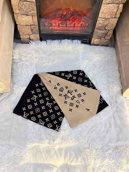 جلسة تصوير بأجواء شتائيه 🌧️🌧️🌧️
نزلولنه صور اجوائكم الشتائيه بالتعليقات خنشوف الترتيب والأجواء الدافيه 🔥😍
.
#LOUIS_VOITTON
 من ارقى الماركات العالمية...
وشاح كتف صوفي منسوج مع خيوط حرير خامه ثقيله
(طبقتين ) السعر 12.000
.
يوزر الانستا   mars_.stor
.
للتواصل واتساب ***********
.
حساب البيج على الفيس بوك Mars Stor
