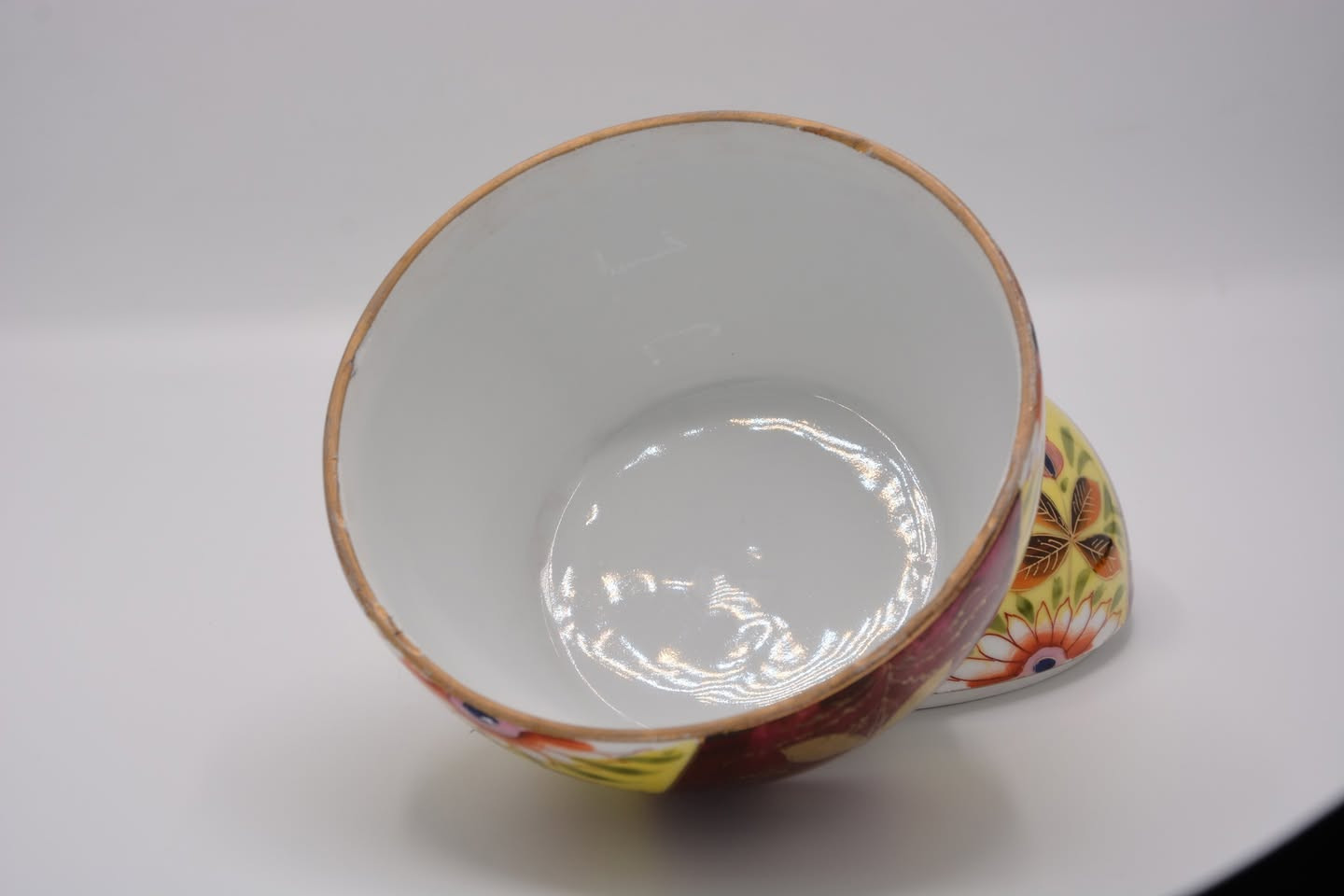 مزهرية 
- نوع  / بورسلين
- قياس /  قطر 16 سم 
-  ارتفاع / 20 سم  
- العنوان / بغداد / الكرادة / حي الوحدة . شارع سلمان فائق  (  مجمع بازار انتيك بغداد )  
   الطابق الاول  
- يوجد توصيل داخل و خارج العراق 
  للاستفسار اكثر الاتصال لاستفسار اكثر الاتصال 
  ***********        
  *********** 
واتس اب او فايبر او مراسلة الصفحة.
