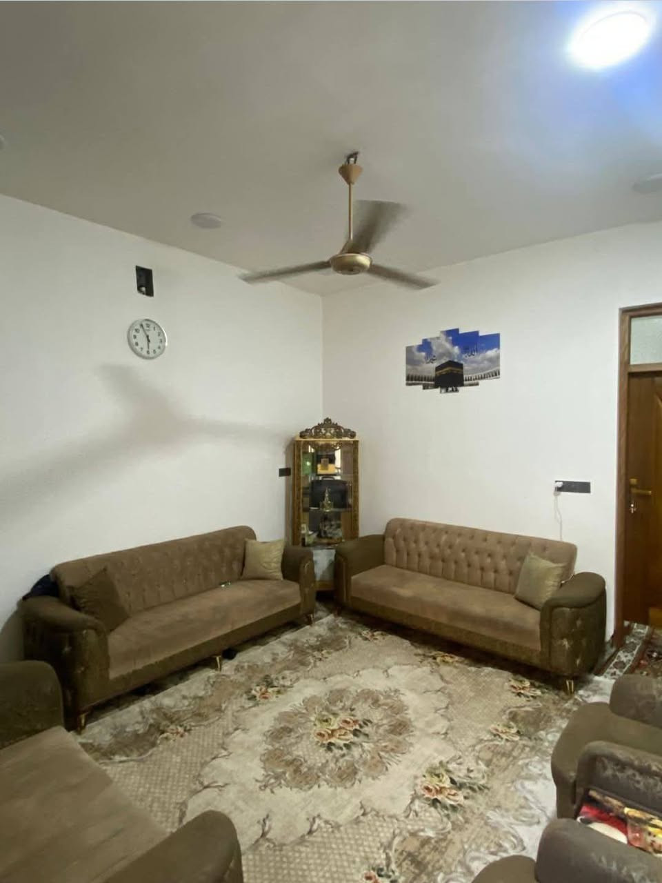 دار ٥٠ متر زراعي ثلاث طوابق للبيع
صالة ومطبخ وحمام ومنور بالطابق الأرضي 
غرفتين نوم وحمام بالطابق الاول 
غرفة نوم بالطابق الثاني 
بيتون وسطح
في منطقة حي تونس آفاق عربية 
خلف البرج 
نقص كاشي ومحجر درج 
يسلم كامل مفتاح 
للاستفسار الاتصال على الرقم *********** 
او مراجعة مكتبنا مقابل مدرسة فهمي سعيد
