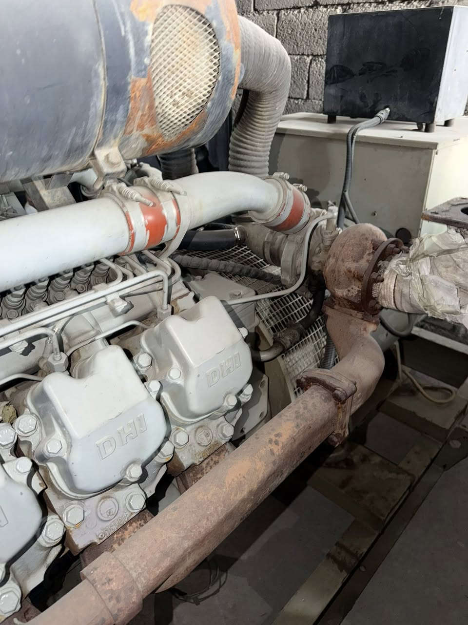 سلام عليكم مولدة دايو 8 سلندر 450kva
سلام عليكم مولدة دايو 8 سلندر 450kva
مولدة بلادي بشرط برغي ما مفتوح بيه 
لا صرف لا بخار نظيف جدا
 مشتغل قليل 
فول اوتو نظام حمايه   
للاستفسار الاتصال + واتساب ***********
