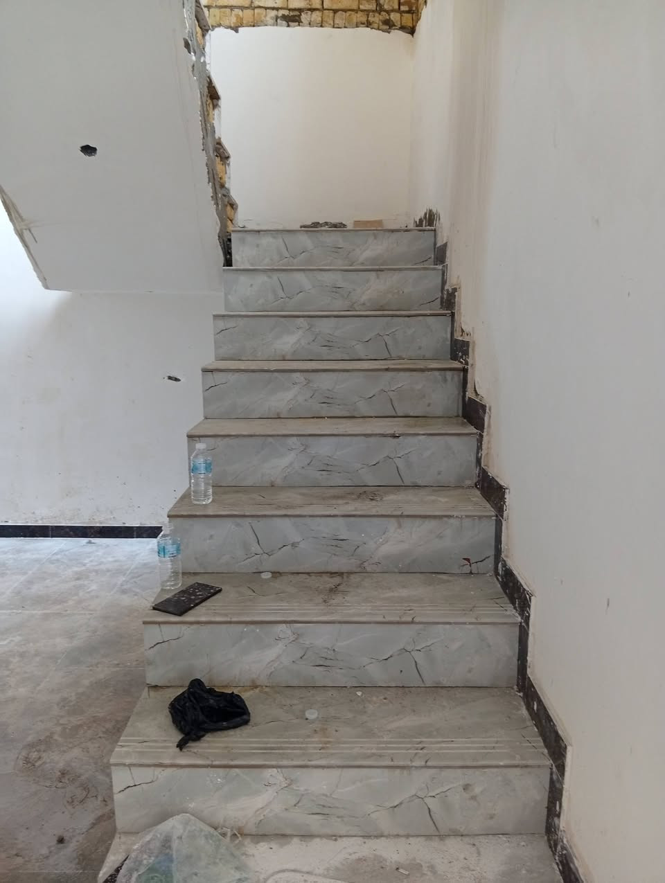 دار للبيع مساحة 150م في منطقة زين قوس في مربع ذهبي قرب مدرسة صينية بيت جاهز بأسم شخص واحد ثاني يتحول بأسمك ماي كهرباء سيراميك كله جديد بناء حديث للاستفسار الاتصال ***********
