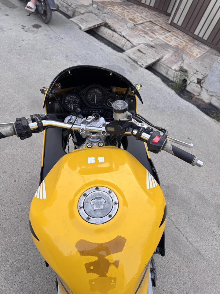 سلام عليكم 
دراجه سي بي ار 900
مكفوله من كير ومكينه الدراجه جاهزه ربع ما تصرف عليها زوج تايات جدد
ماشيه 27الف
السهر (21)وبي مجال 
***********
 ***********
