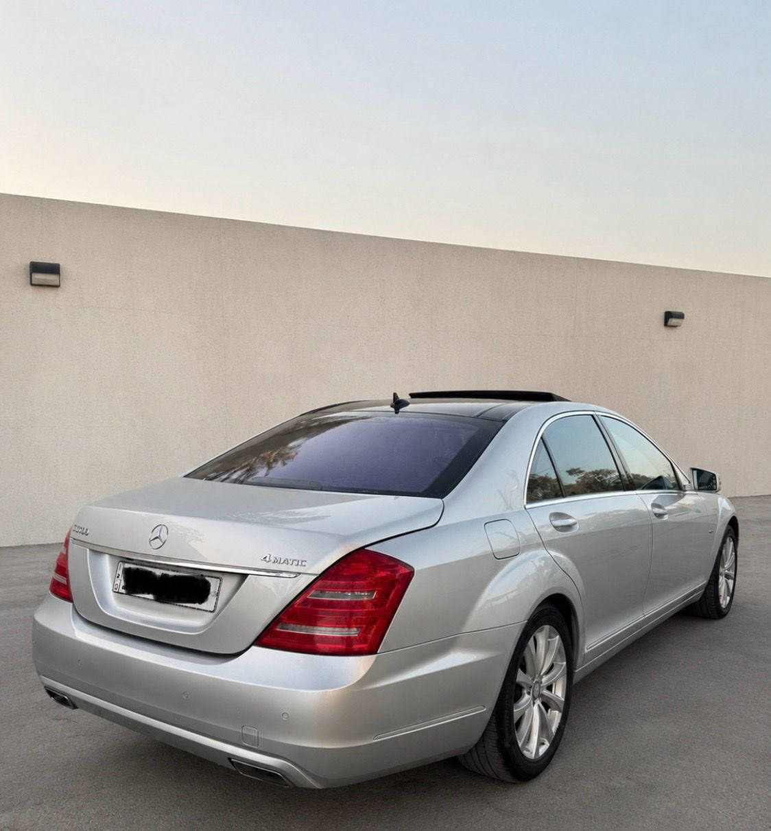 للبيع فقط / W220 S500 /2013
اصل وارد يابان دخول جديد كفاله عامه كص وفتح وصبغ وانتربول 
محرك : 278 توين تيربو 
الممشى : 120 الف 
الموديل :2013 
فول للاخير أعلا موصفات 
ناظور ليلي : 5 بردات : سقف بانورما : 
كشنات مساج وكهرباء وهيتر وتبريد 
وهزاز : تحديد مسار : حساسات امامي خلفي : لايت داينمك متحرك 
حساس مطر الخ … معروفه باقي تفاصيله 

سياره حاويه حديده غير مسجله 
مكانه بغداد المنصور 
والسعر 100  ورقه وبيه مجال جداً بسيط
للاستفسار :***********
