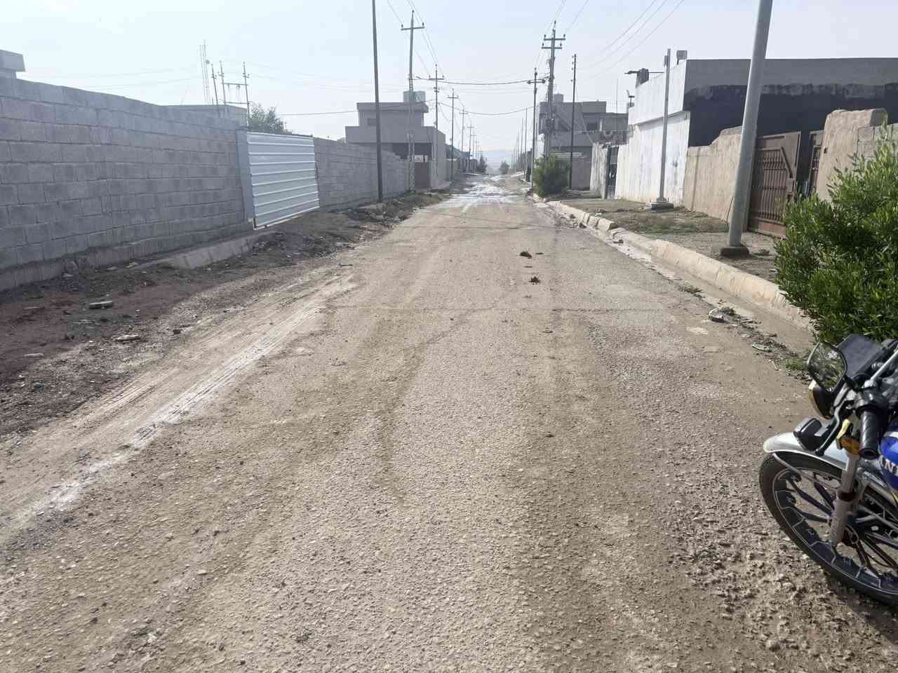 قطعه للبيع مساحه 600 متر  مكان حي معسكر طول 45 والعرض 14 شارع مبلط مي وكهرباء القطعه على شكل بيت تقريبا حتى ماجره ايجار الاستفسار اكثر خابر ***********
