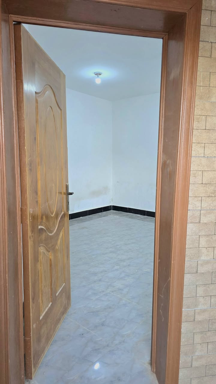 🏠 بيت  للإيجار في مجمع بوابة المثنى

🔴 المساحة: 200 متر.

🔴 البيت يتكون من: غرفتين نوم، صالة، استقبال، مطبخ، وحمامات داخلية وخارجية.

🔴 طارمة واسعة تكفي كراج للسيارة.

🔴  الخدمات: ✅ تانكي ماء عدد (2) ✅ ماطور ماء ✅ سخان ✅ خط مولدة سحب ✅ جهاز تحويل وطني مولد . 

 الإيجار: 300 ألف دينار بالشهر شامل الماء والكهرباء. 
🔴 شرط دفع إيجار سنة مقدماً.

📍 الموقع: مجمع بوابة المثنى.

📞 للاستفسار : ***********
