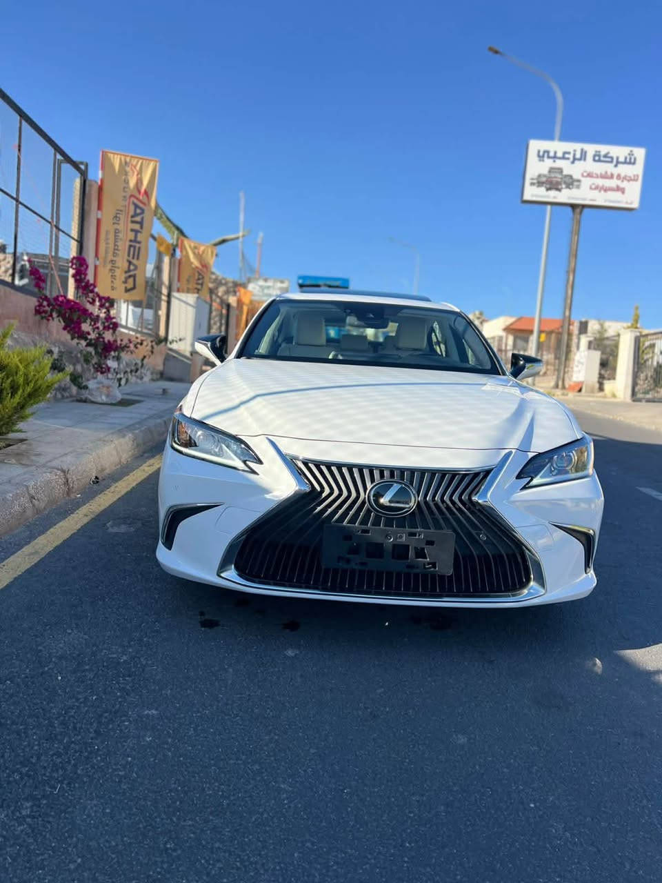 Lexus es 300 hللبيع 
 2025 هايبرد 
لون ابيض 
السيارة فول مواصفات ١/١ 
مكينه 2500 هايبرد 
رقم اربيل سيارة دخول جديد 
16الف miles 
شواصي ولغود سليمه
بعض من مواصفات السيارة 
حساسات امامي و خلفي 
رادارات امامي و وجانبي 
مري شفط 
شاشه كبيره لمس 
نقاط عمياء 
تحديد مسار 
مثبت سرعة تفاعلي 
تدفئة تبريد كشنات مع خرن ميموري 
تدفئة ستيرن 
فتحة سقف 
داتا شو 
نظام صوتي من JBL 
شاشة جبيرة نظام كار بلي وايرليس 
شحن لاسلكي  
مري شفط وكهرباء 
كشنات كهربائية 
هندبريك بصمه 
اشاير بالمري 
نظام ما قبل الاصطدام 
دخول ذكي اربع ابواب 
صندوق كهربائي يفتح من الاسف كذالك 
فتحة سقف 
تشغيل عن بعد 
حادثها سيارة جاملغ الايسر وبنيد مبدله تفصيخ 
وسيارة راجعه بلادي 
وبيها بعد هواي مواصفات معروفة 
السيارة جاهزة بدون نقص 
السعر 295 وبيها مجال 
للاستفسار ***********
يرهم مراوس بالكزز Lx570 موديل 16وفوك
