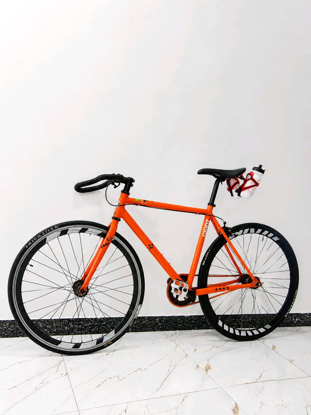 دراجة GIANT مميزة للبيع - حالة ممتازة
​لعشاق التميز والسرعة، دراجة من البراند العالمي Giant Fixed Gear
​الماركة: جينت (Giant) .
​الحجم: المقاس المكتوب على الهيكل هو M .
​الهيكل : مصنوع من الألمنيوم خفيف الوزن
​اللون: برتقالي 
​الزنجيل : معدل بلون برتقالي متناسق تماماً مع لون الهيكل.
​نظام التروس: سنكل سبيد (Single Speed) 
مكاني بغداد 
السعر 250 وبيها مجال انشاء الله