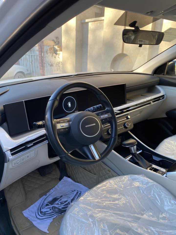 السلام عليكم 
توسان خليجي موديل 2025  بغداد كفااااله  
عامه من كلشي
معروف مواصفات ال25
جنطة كهرباء 
كراسي كهرباء 
بصمة 
زنون
حساسات 
سعرها 238 وبيهه مجال
رقم ***********
