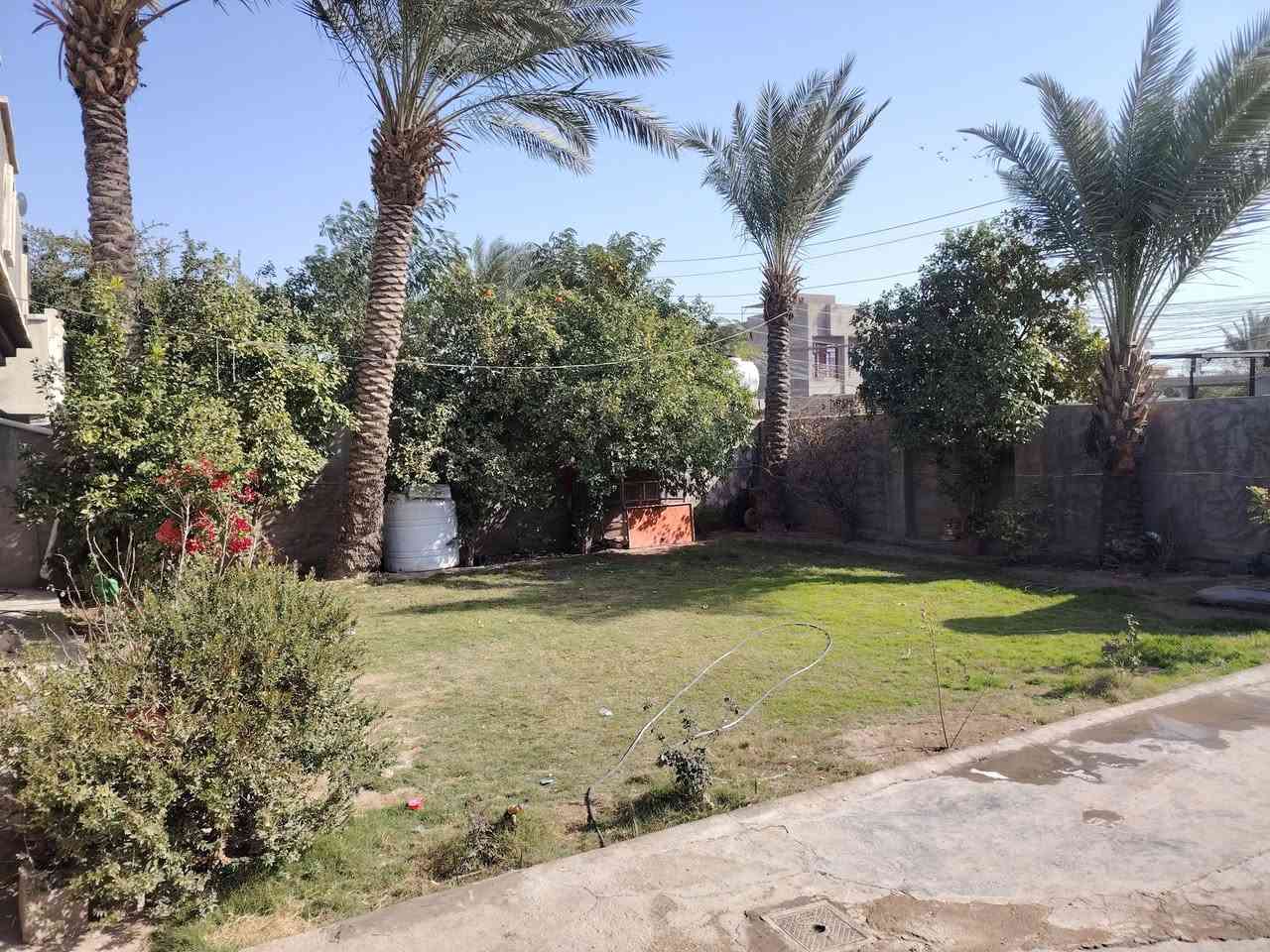 سلام عليكم دار للبيع مساحتة 350يحتوي غرفتين نوم ومطبخ حار وبارد وستقبال وهول كبير مكاني في قريت شنتر والمنطقه خدمات كاملة تبليط مجاري كهرباء مي استفسار على هاذ الرقم ***********و***********
